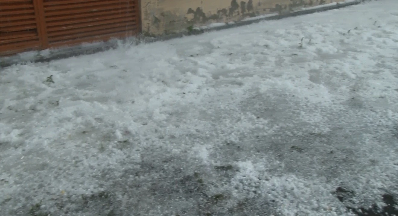 Erzurum'da dolu yağışı sonrası araçlar