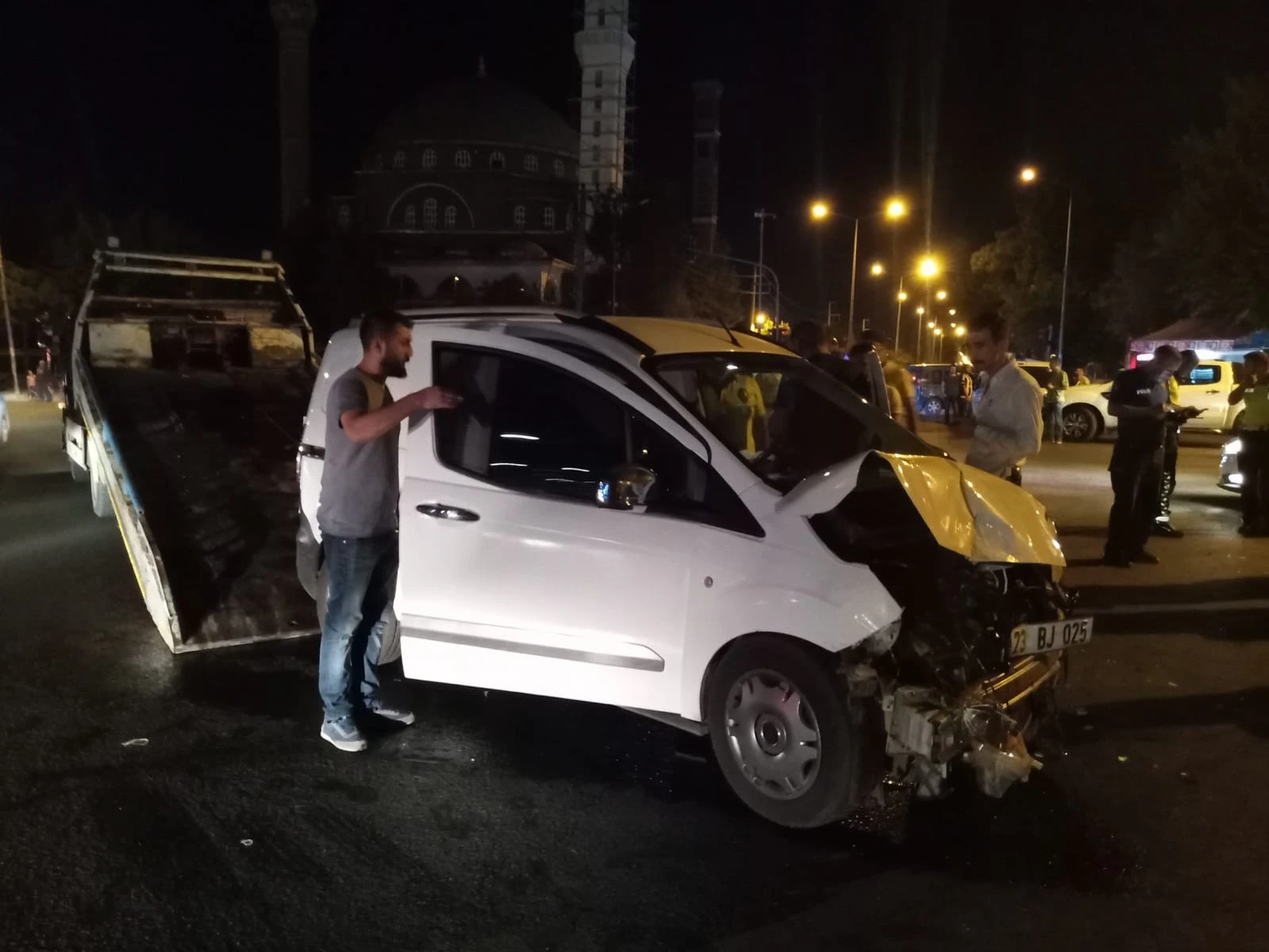 Sivil polis otosu kaza yaptı: Yaralılar var