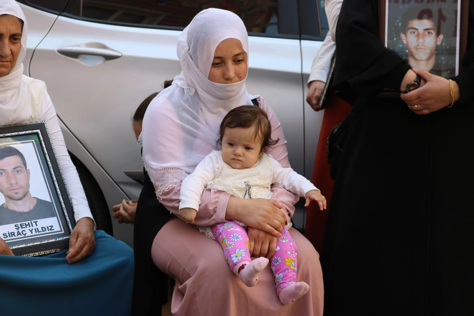 Kulp şehitlerinin yakınlarından HDP önündeki ailelere destek ziyareti