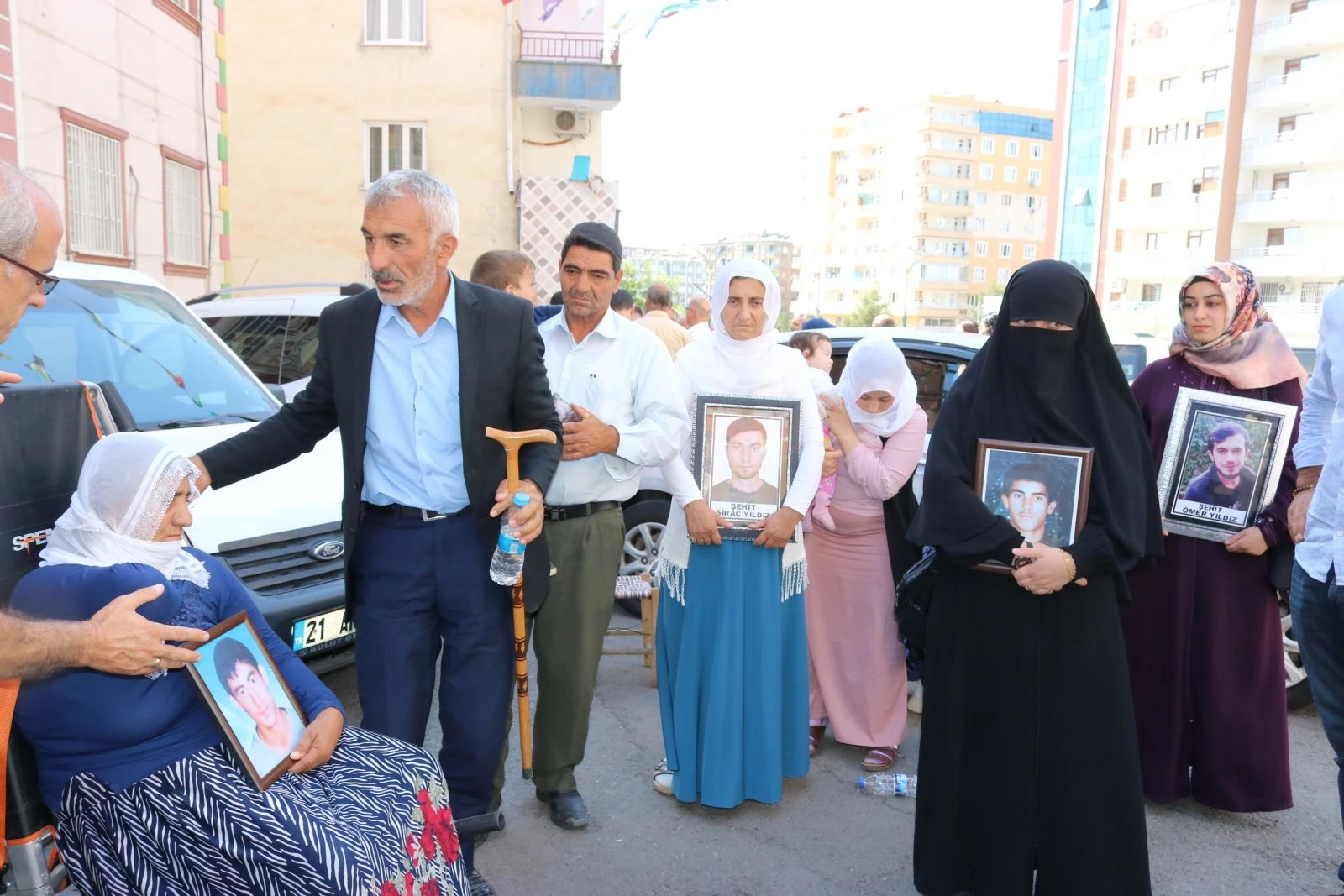 Kulp şehitlerinin yakınlarından HDP önündeki ailelere destek ziyareti