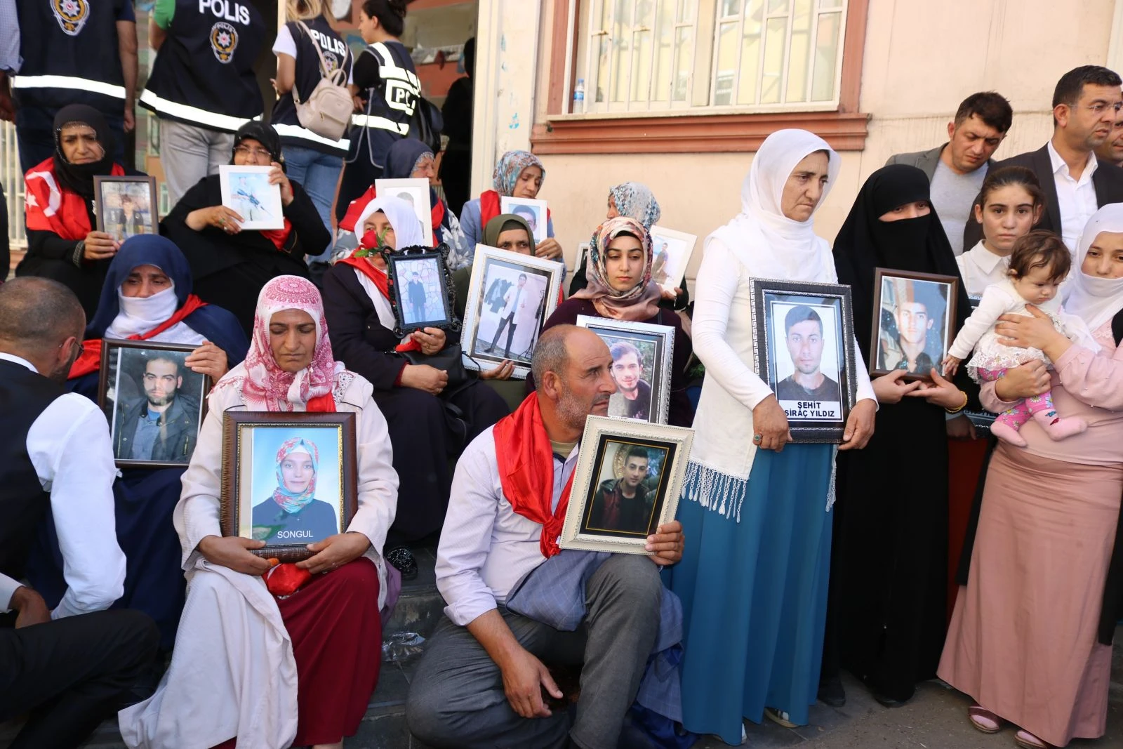 Kulp şehitlerinin yakınlarından HDP önündeki ailelere destek ziyareti