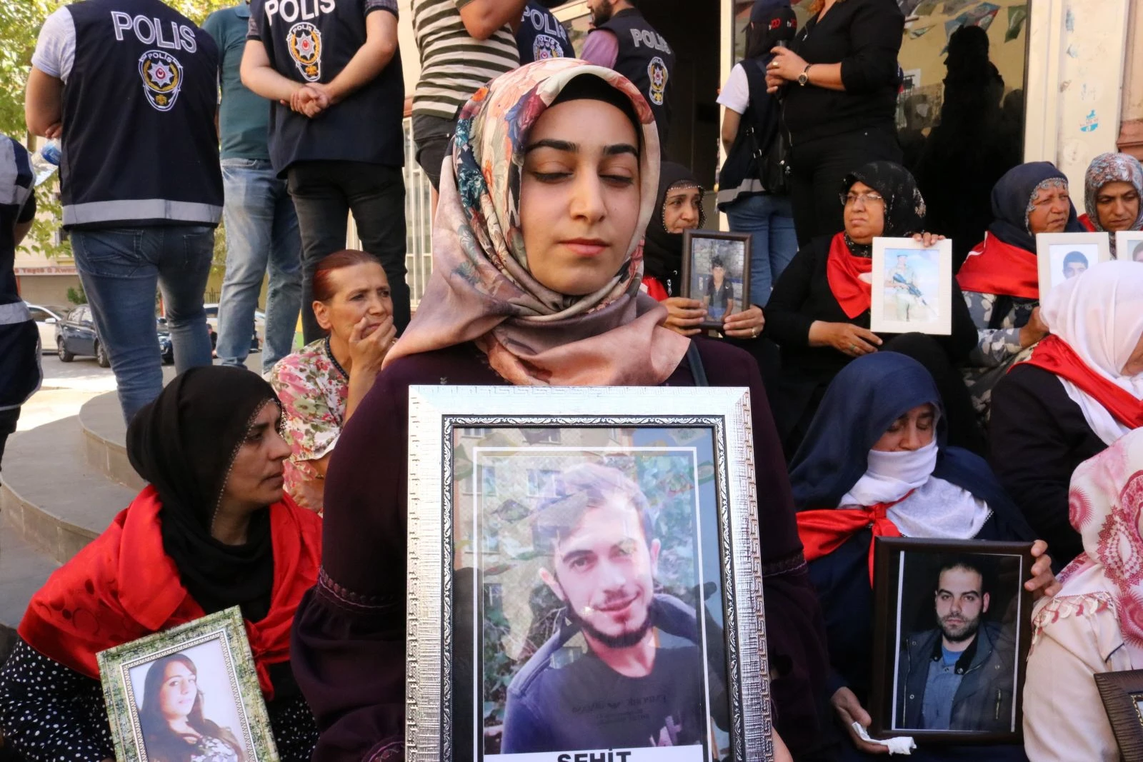 Kulp şehitlerinin yakınlarından HDP önündeki ailelere destek ziyareti