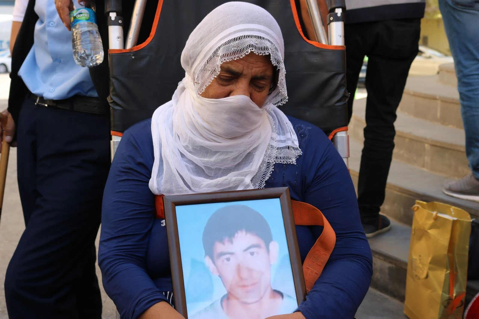 Kulp şehitlerinin yakınlarından HDP önündeki ailelere destek ziyareti