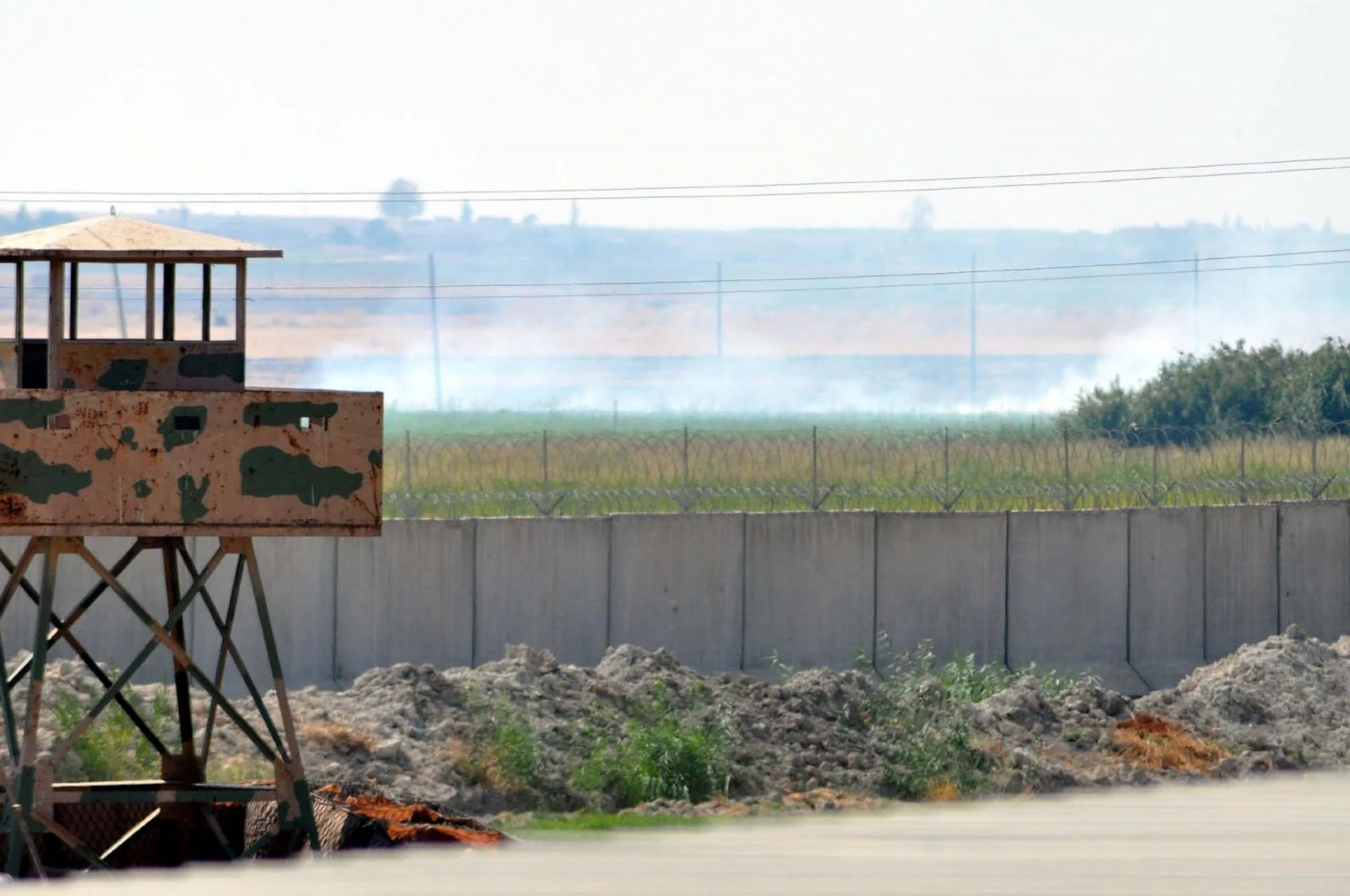 Teröristler sınır hattını ateşe vererek güvenlik güçlerinin görüşünü engellemeye çalıştı