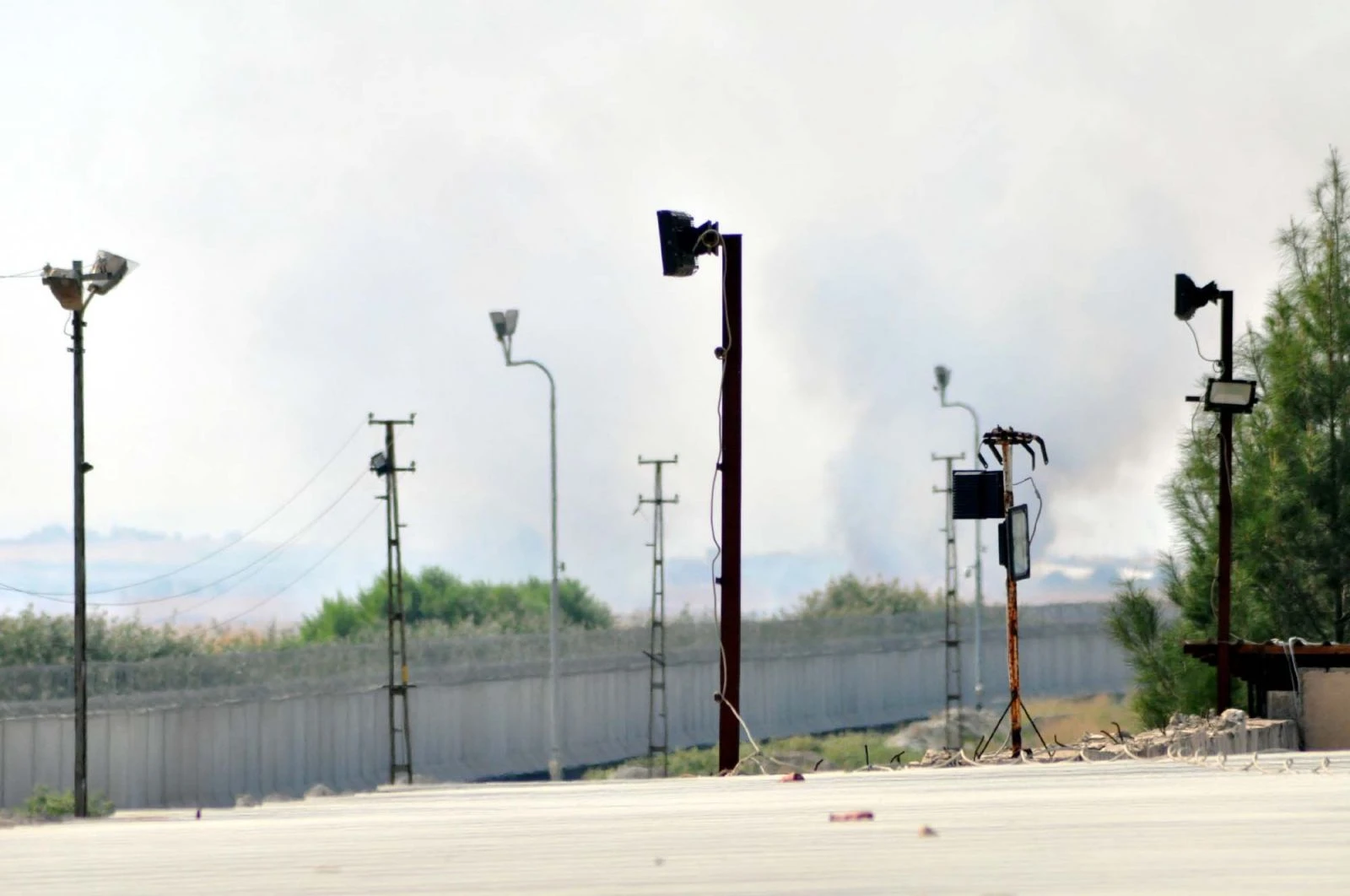 Teröristler sınır hattını ateşe vererek güvenlik güçlerinin görüşünü engellemeye çalıştı