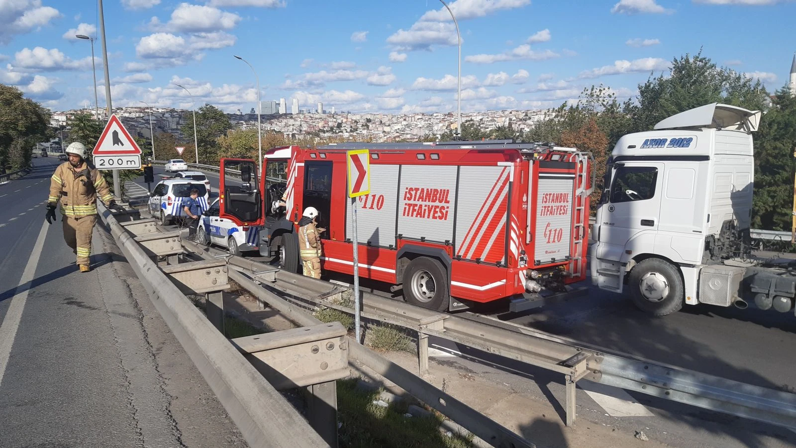 Haliç Köprüsü'nde otomobil alev alev yandı