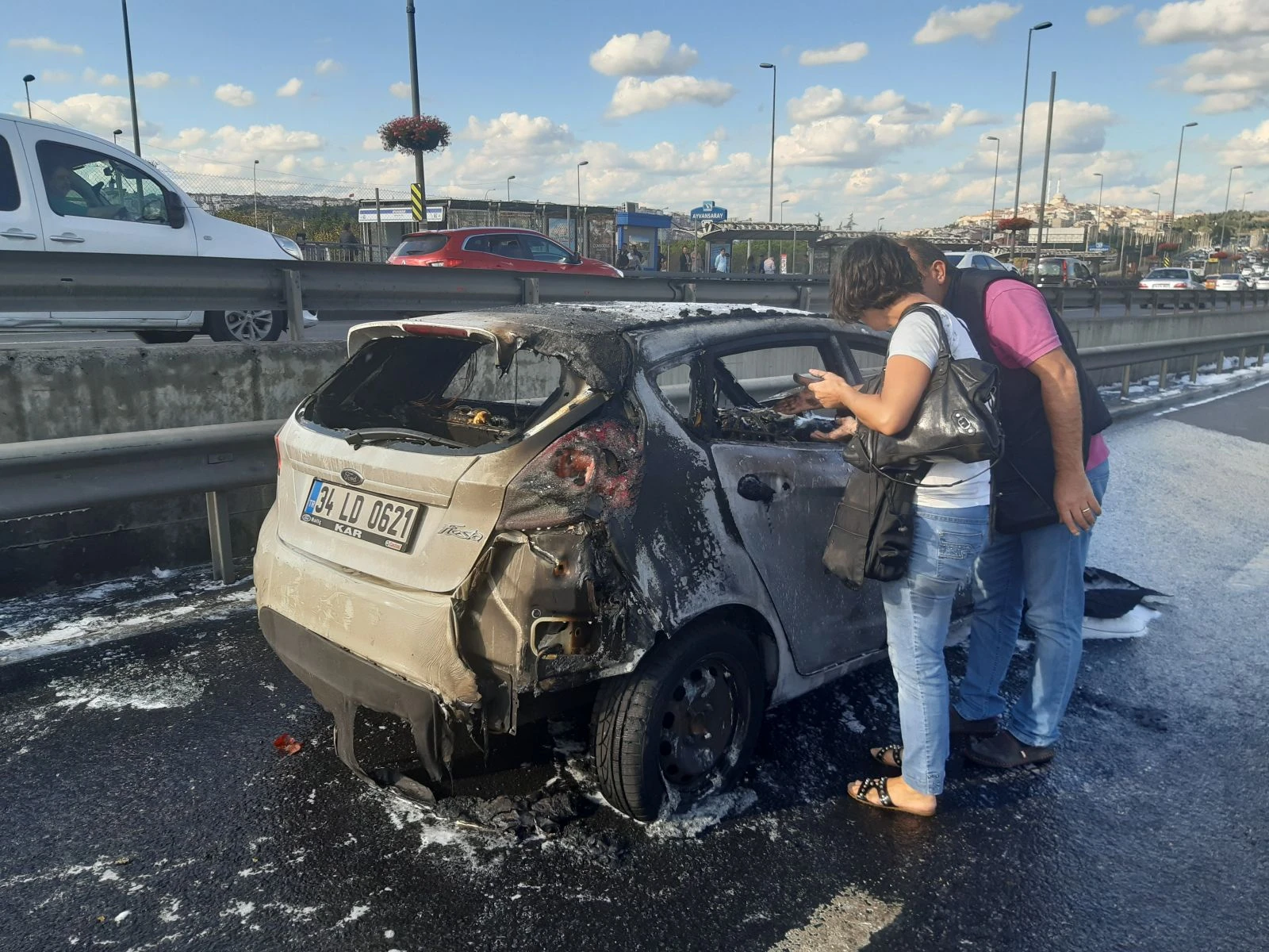 Haliç Köprüsü'nde otomobil alev alev yandı