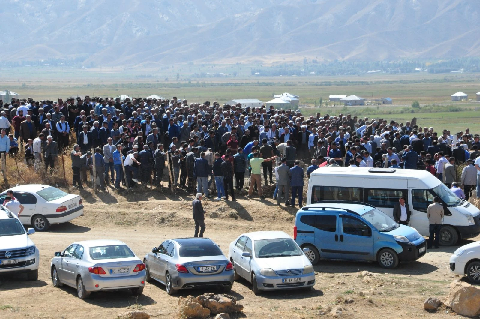Feci kazada ölen 3 vatandaş gözyaşlarıyla toprağa verildi