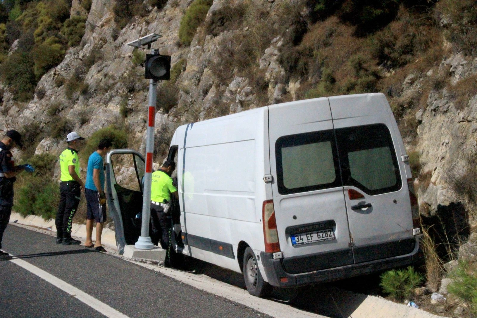 Mültecileri bıraktı! 48 bin doları alıp kaçtı