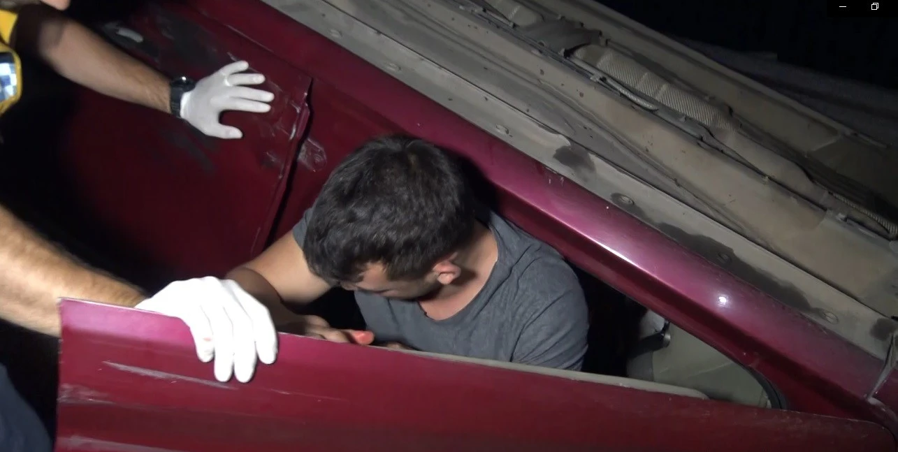 Takla atan aracın içinde son ses müzik dinleyerek sigara içti