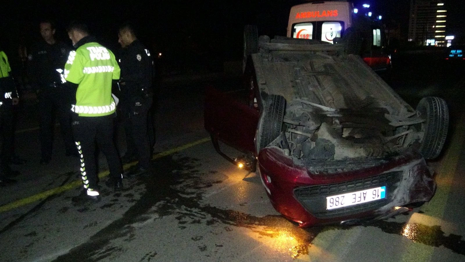 Takla atan aracın içinde son ses müzik dinleyerek sigara içti