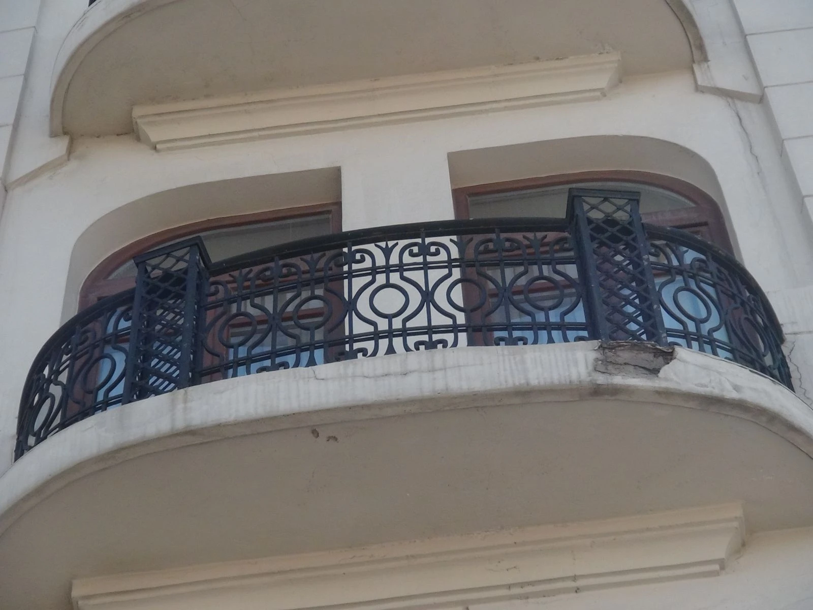 Binadan kopan parça yoldan geçen turistin üzerine düştü