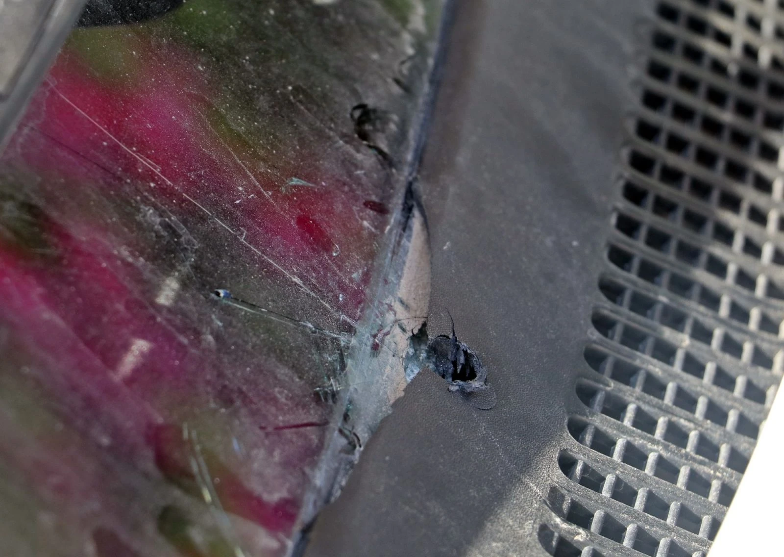 Serseri kurşun hareket halindeki otomobilin ön camına isabet etti