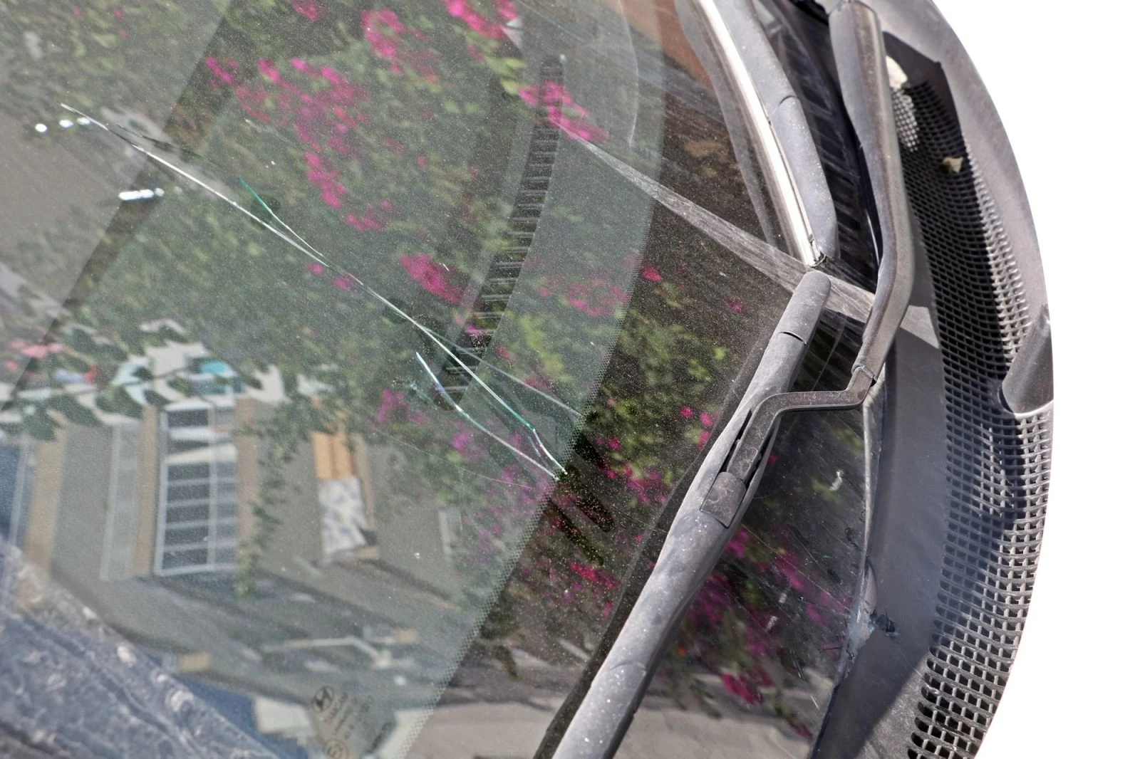 Serseri kurşun hareket halindeki otomobilin ön camına isabet etti