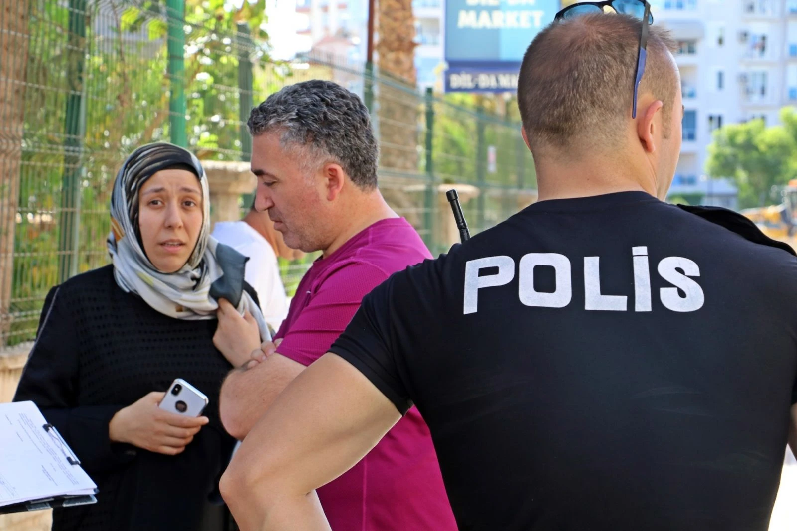 Serseri kurşun hareket halindeki otomobilin ön camına isabet etti