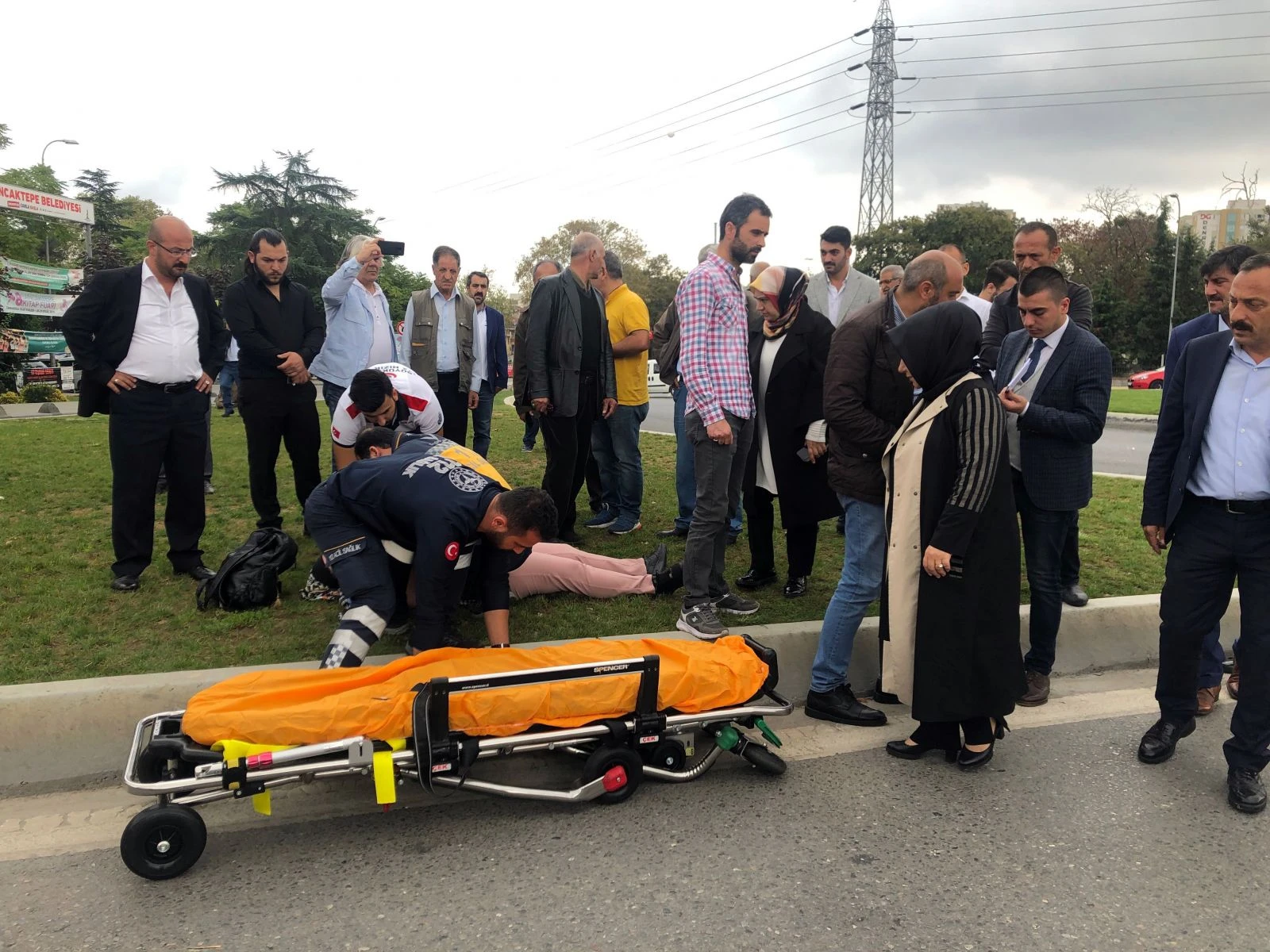 Bayılan kadının yardımına belediye başkanı koştu