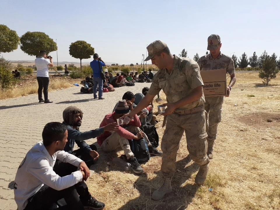 Mültecileri yol ortasında bırakıp kaçtılar