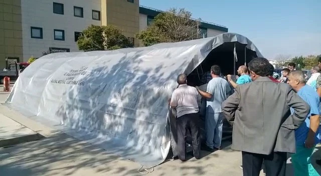 Deprem sonrası hastane bahçesine çadır kuruldu