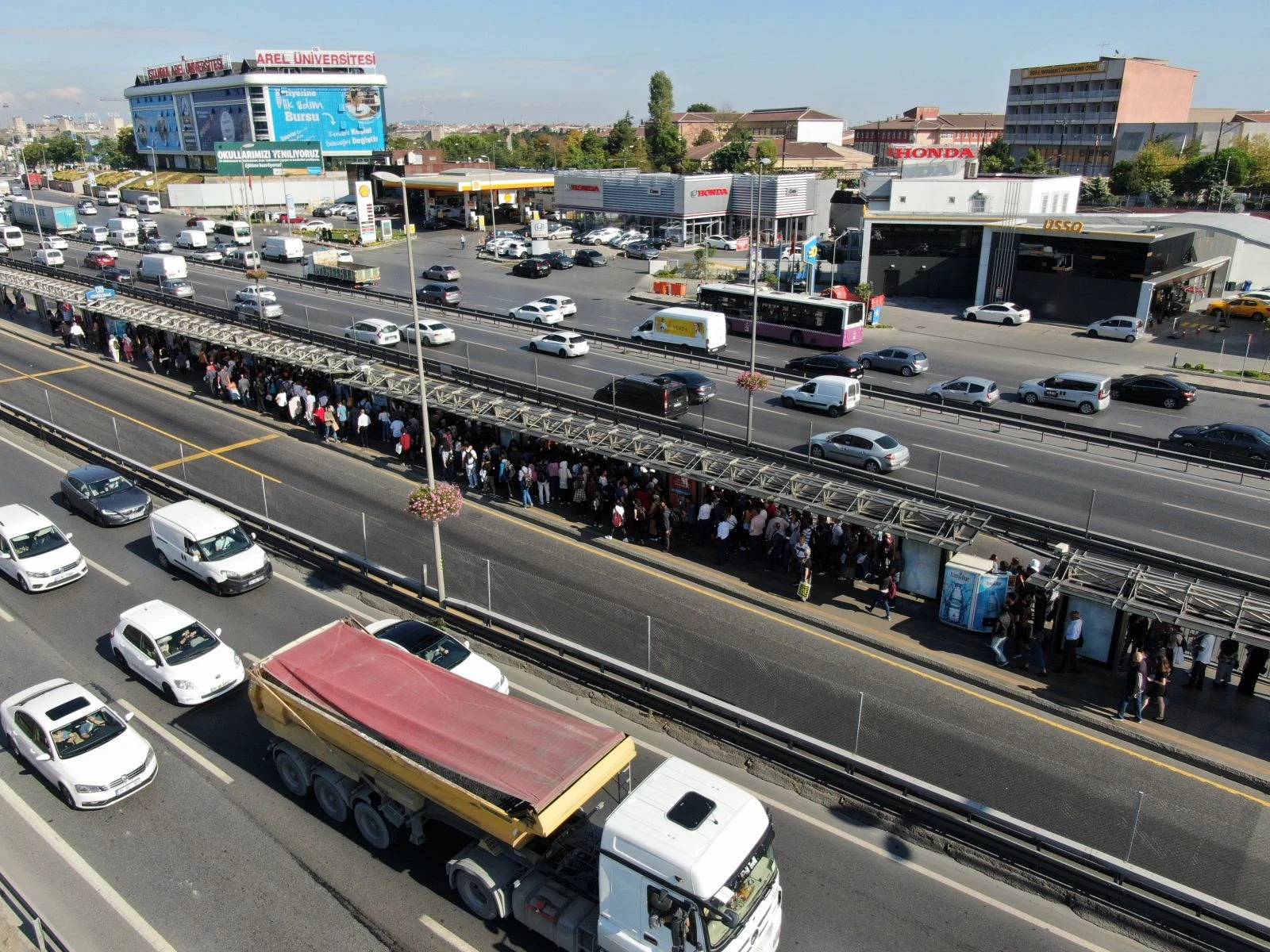 Deprem sonrası vatandaşlar toplu taşıma araçlarına koştu