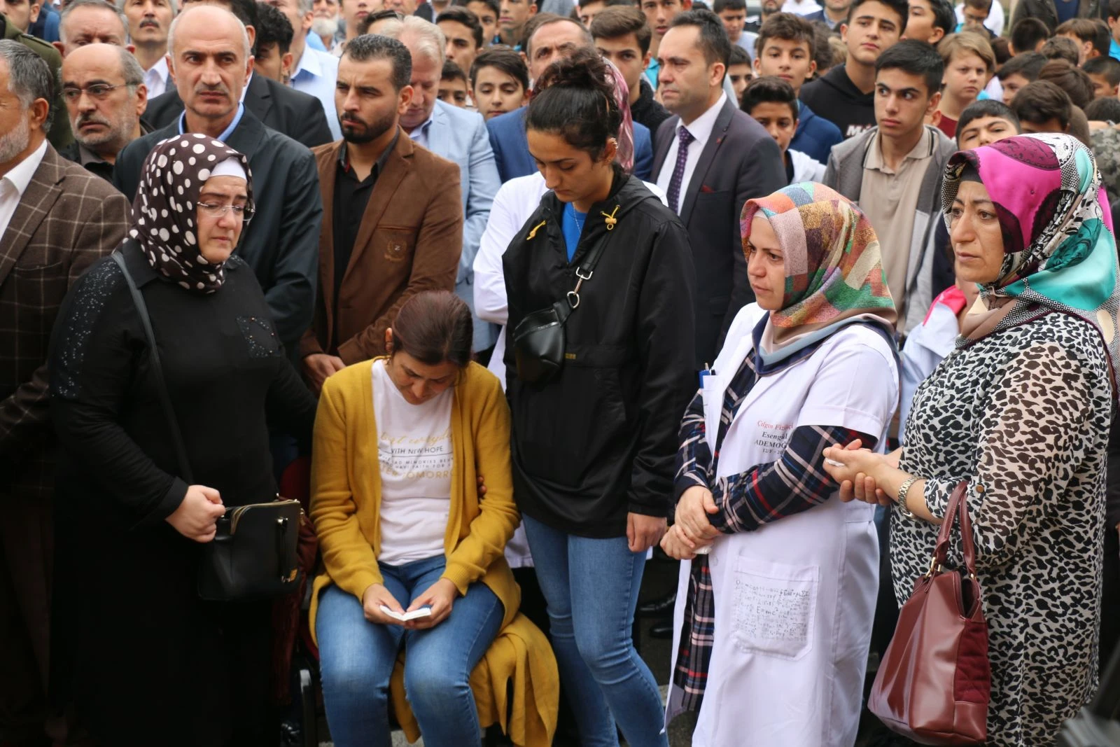 Depremde kalp krizi geçirerek öldü! Okulundan son yolculuğuna uğurlandı