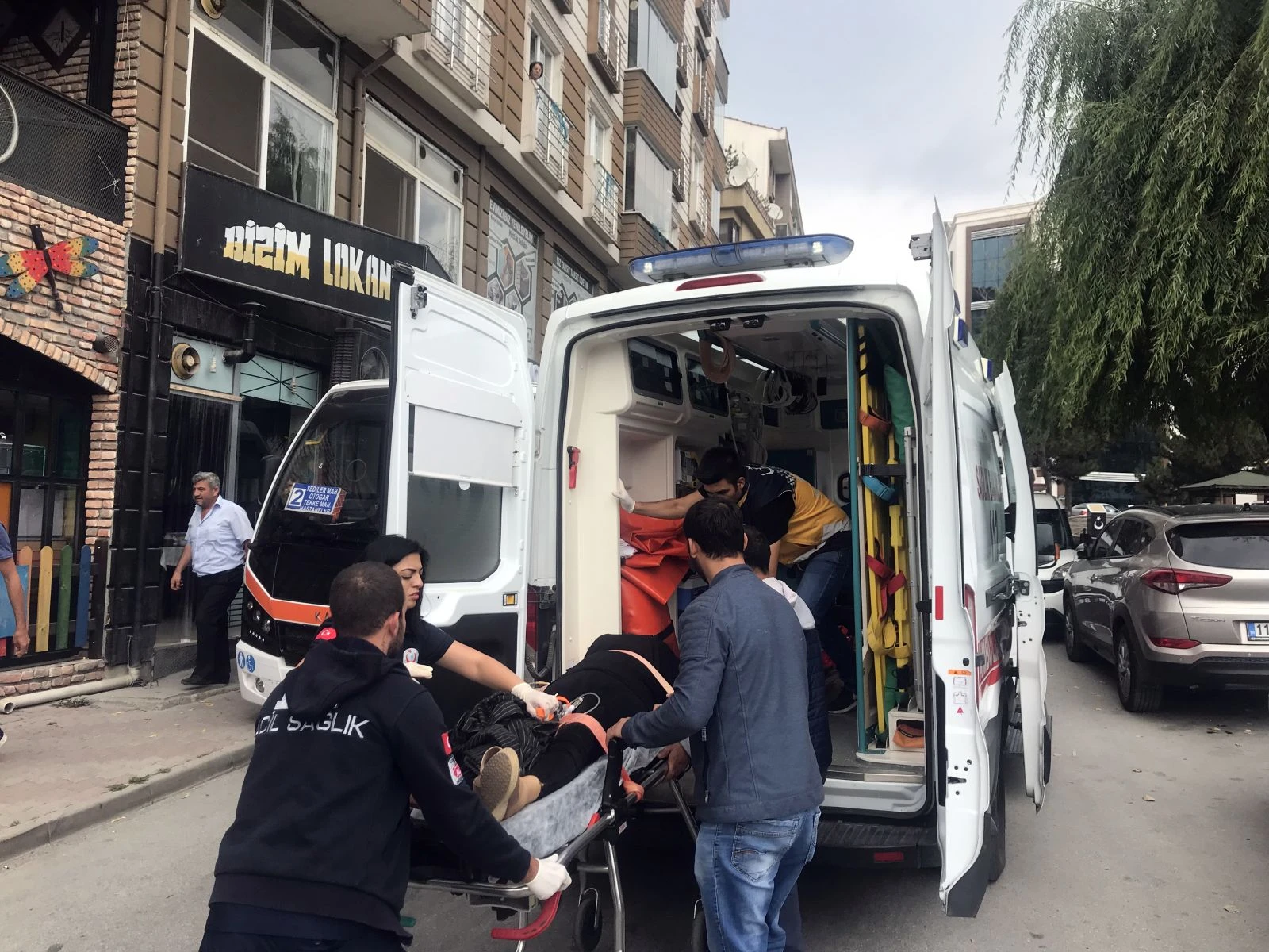 Meydanın ortasında bileklerini kesti