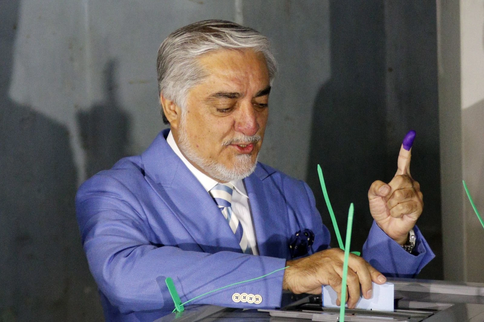 Halk saldırılar altında sandığa gitti