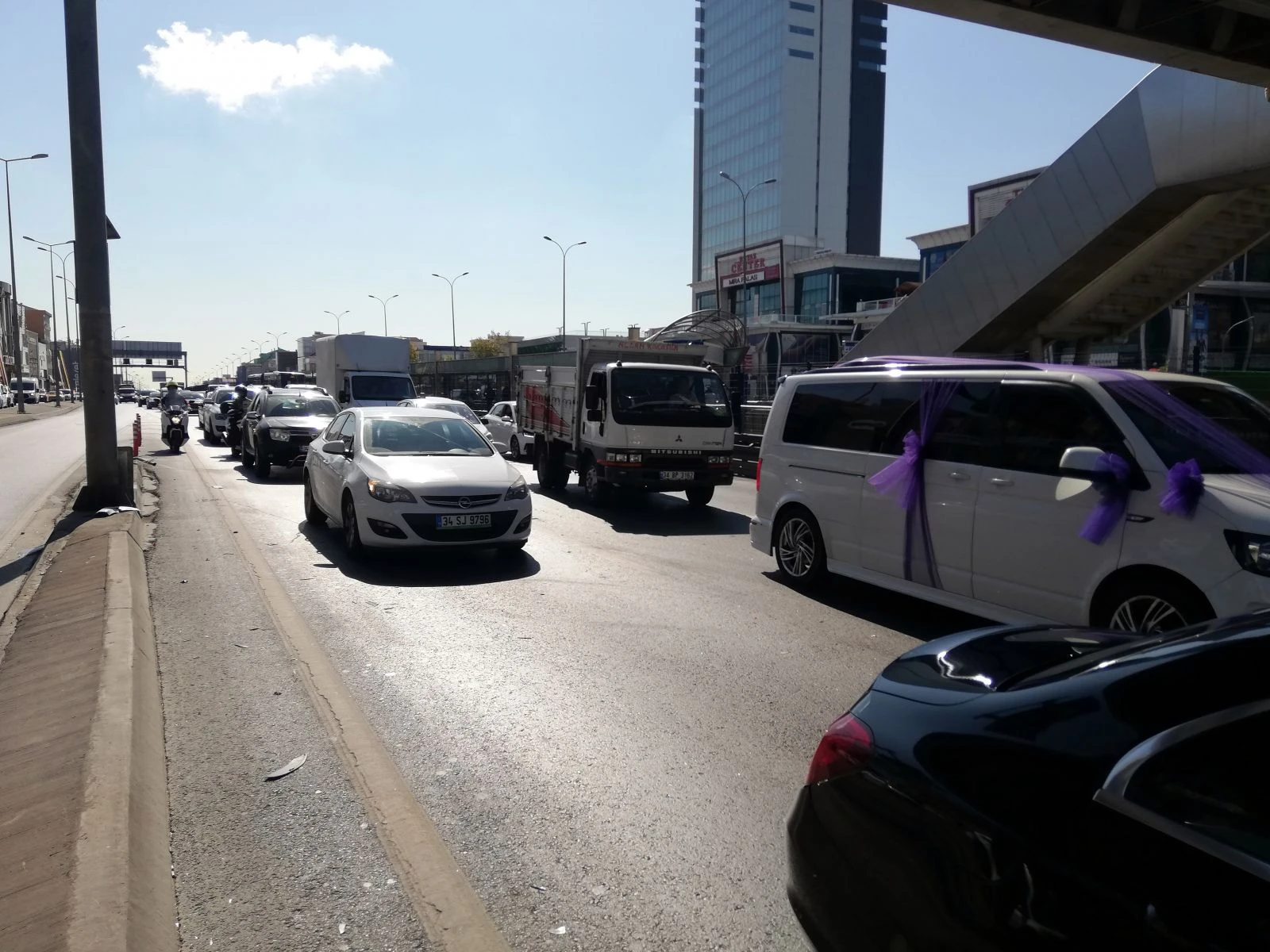 Avcılar E-5'te trafiği kilitleyen kaza