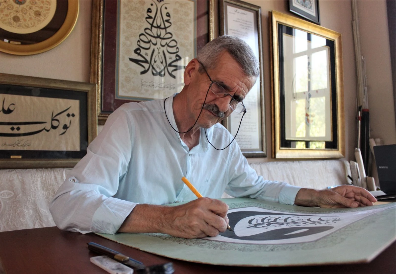 Yazı yazarak servet kazanıyor