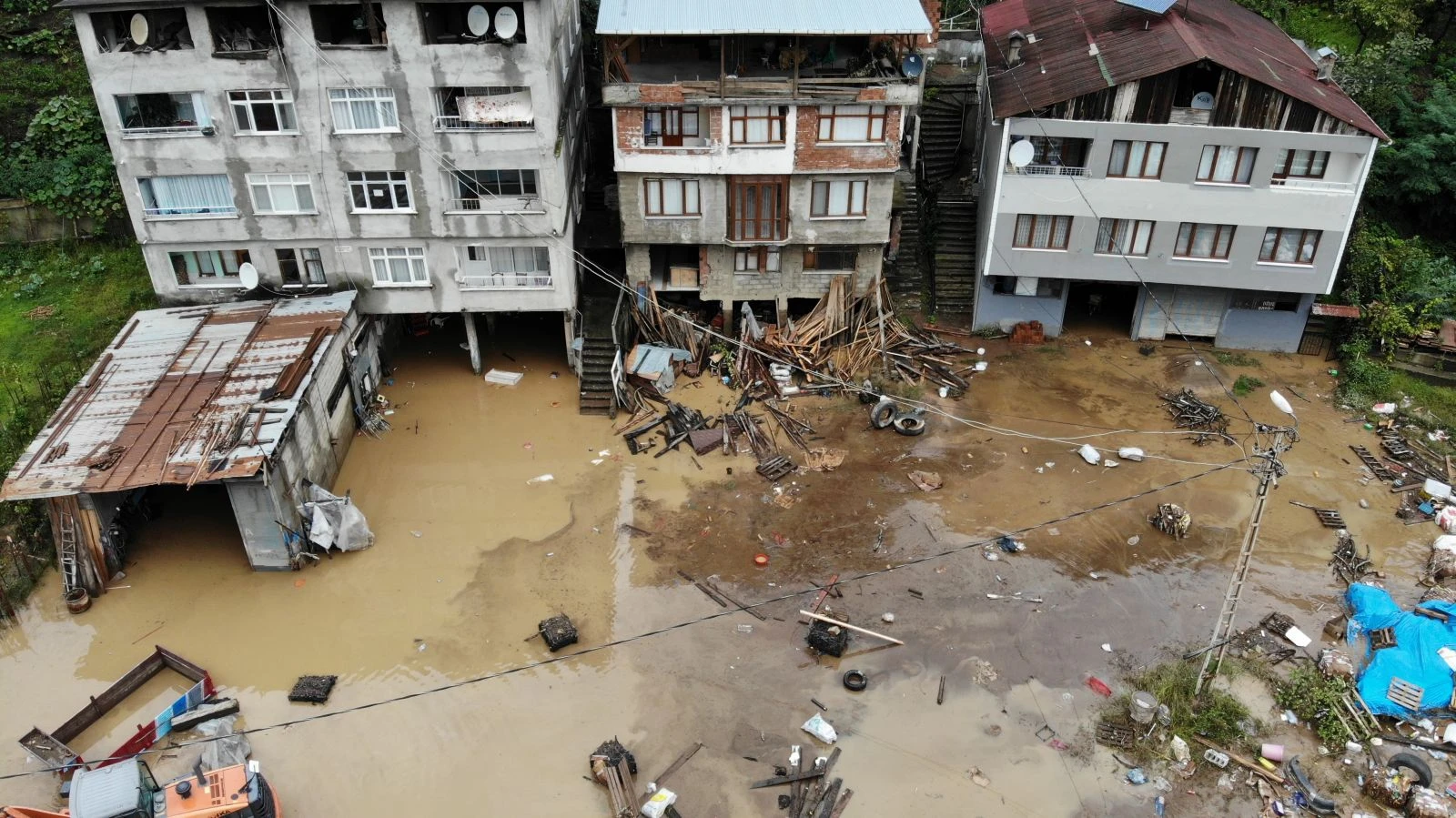 Felaketin boyutu havadan görüntülendi