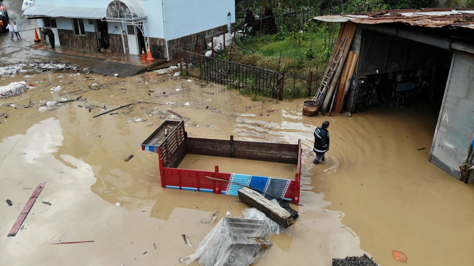 Felaketin boyutu havadan görüntülendi