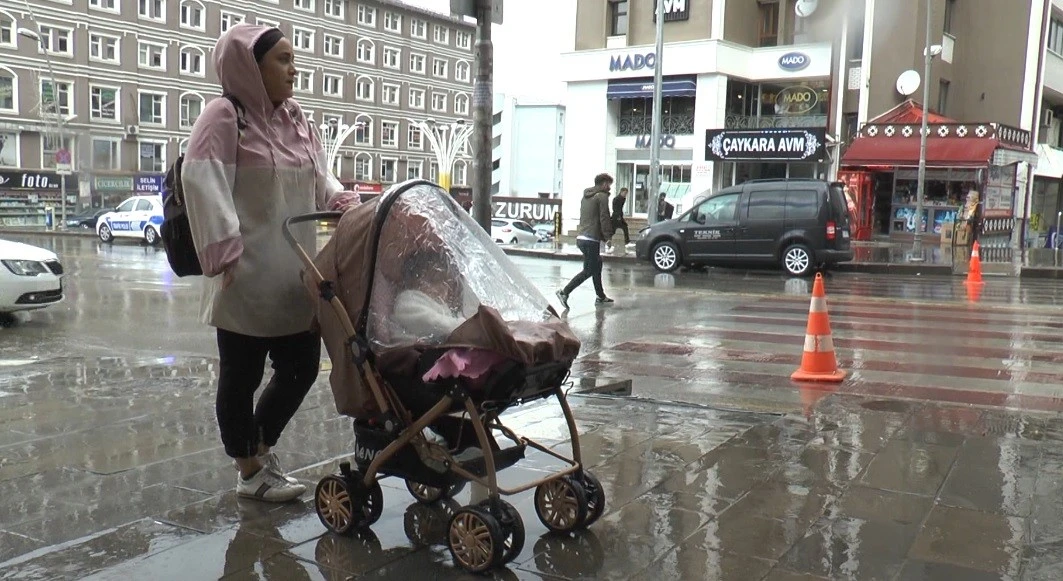 Aniden bastıran yağmur ve dolu hayatı felce uğrattı
