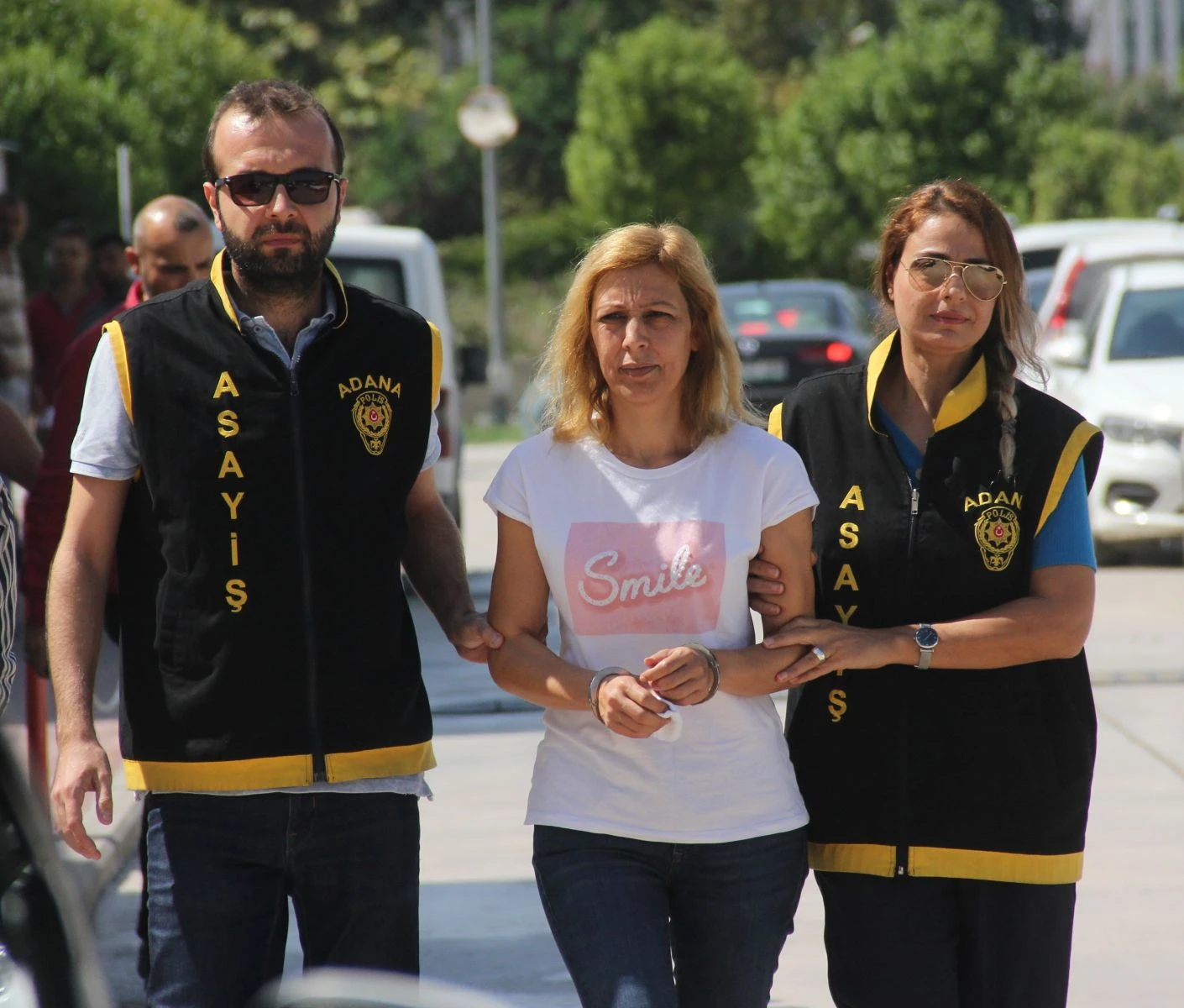 Cinayet zanlısı kadınlardan tişörtlü mesaj