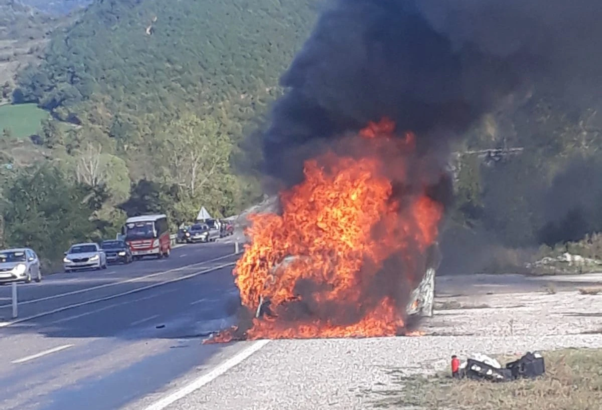 Lüks araç alev topuna döndü