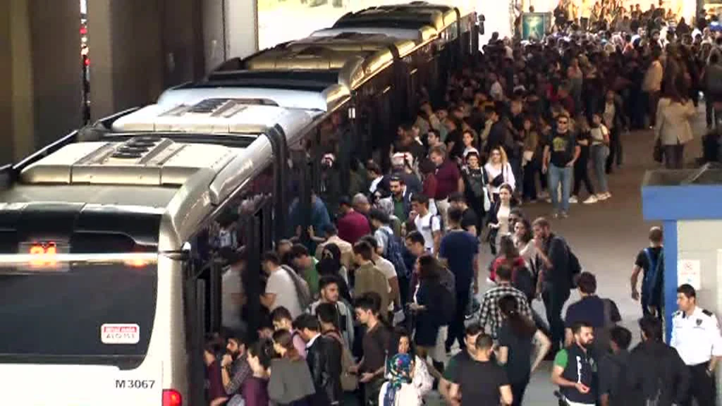 Zincirlikuyu metrobüs durağında yoğunluk
