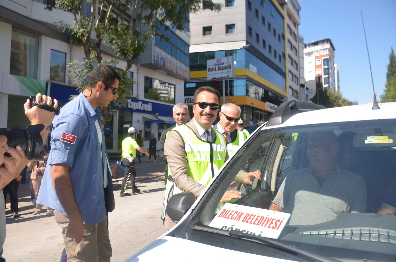 'Yaya Geçidi Nöbeti'nde az kalsın valiye araba çarpıyordu