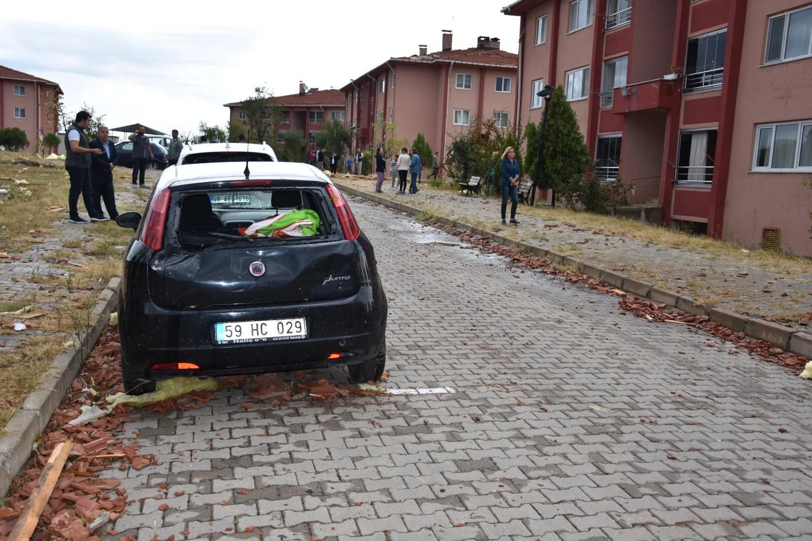 Fırtına apartman çatısını uçurdu