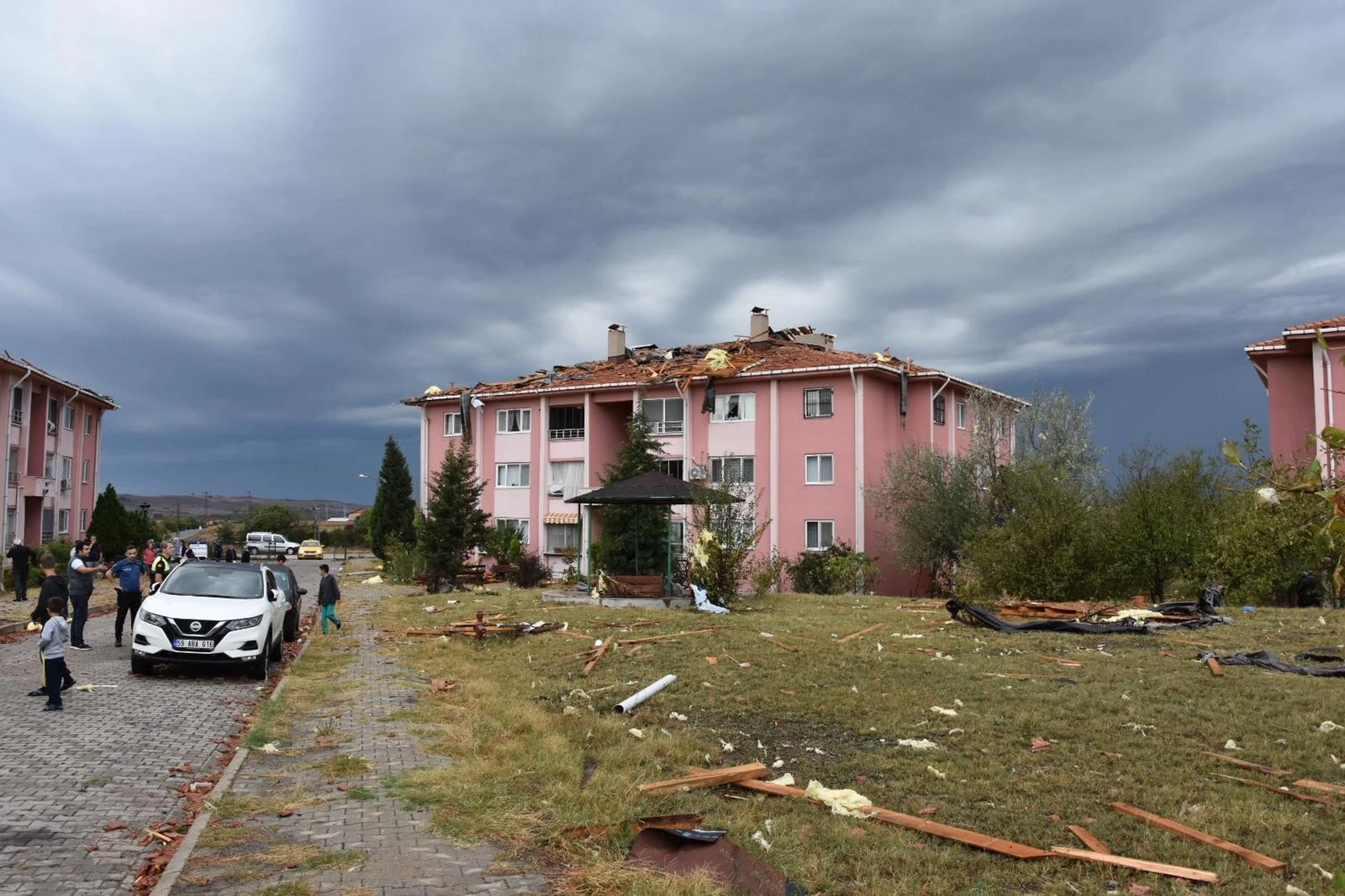 Fırtına apartman çatısını uçurdu