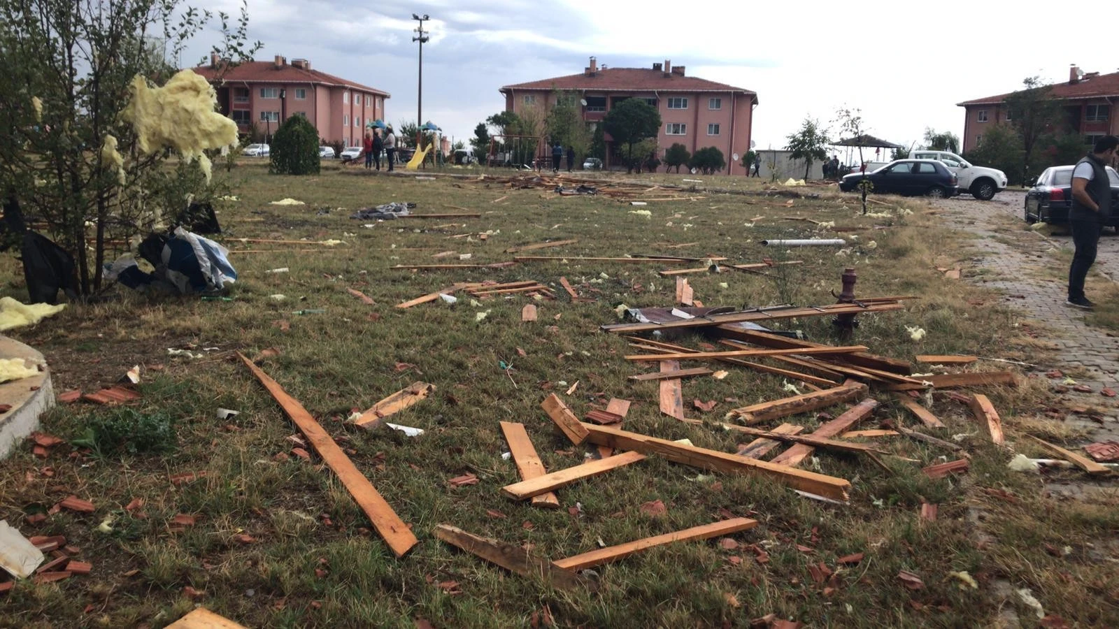 Fırtına apartman çatısını uçurdu