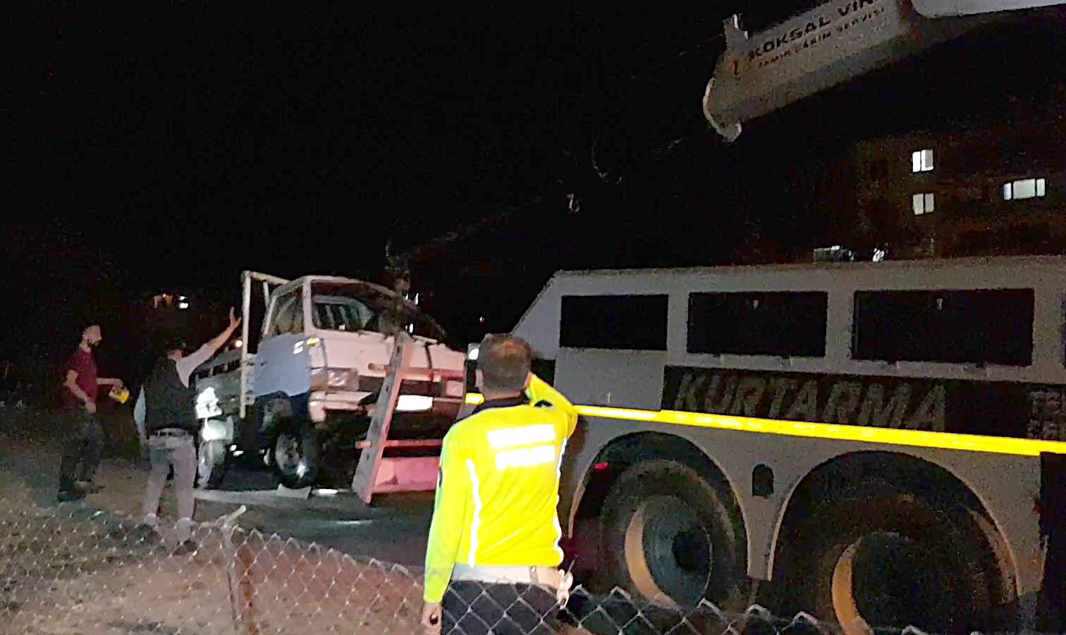 Balıkesir'de çaya uçan kamyonetin sürücüsü aranıyor