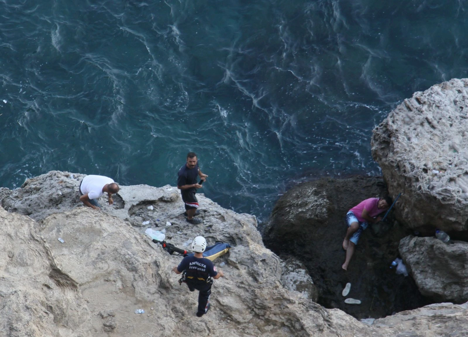 Balık tutmak isterken mahsur kaldı
