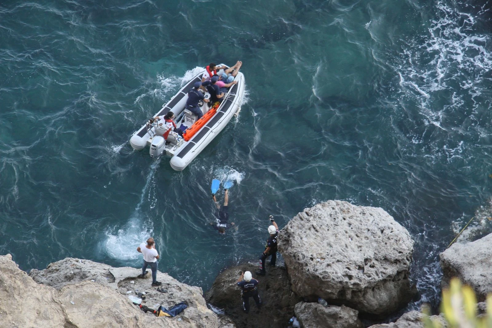 Balık tutmak isterken mahsur kaldı