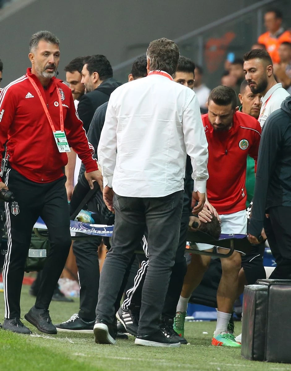 Sakatlanan milli futbolcu gözyaşlarını tutamadı