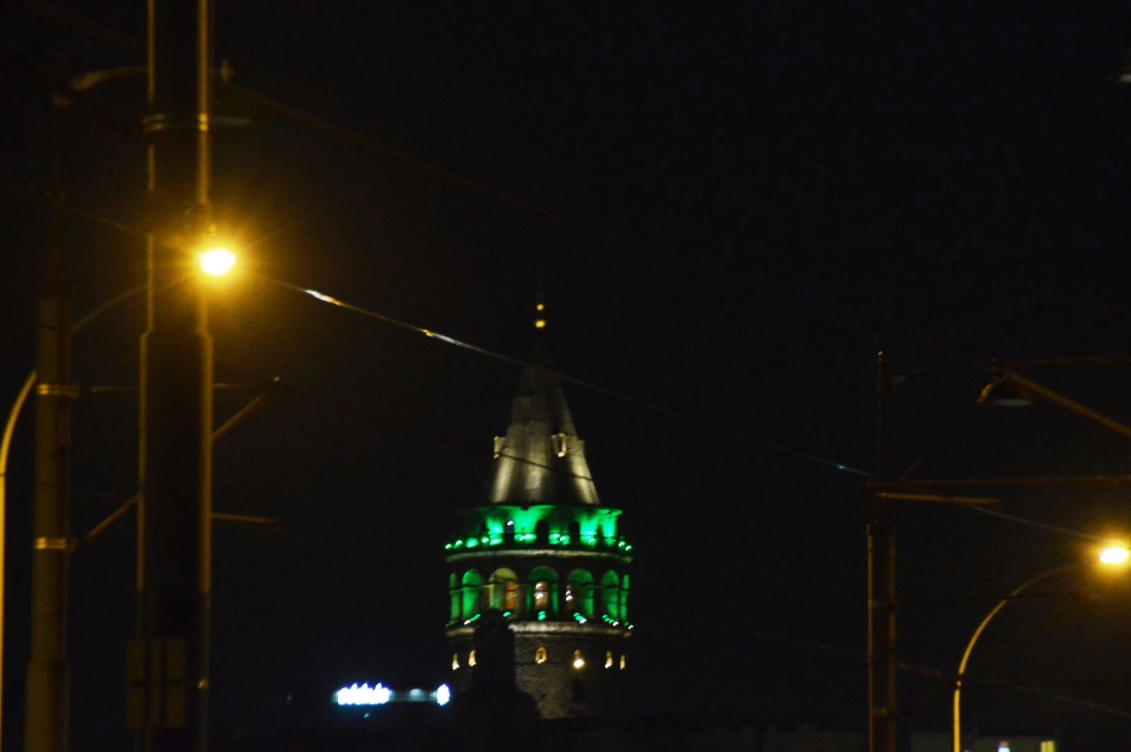 İstanbul’un simgeleri yeşile büründü