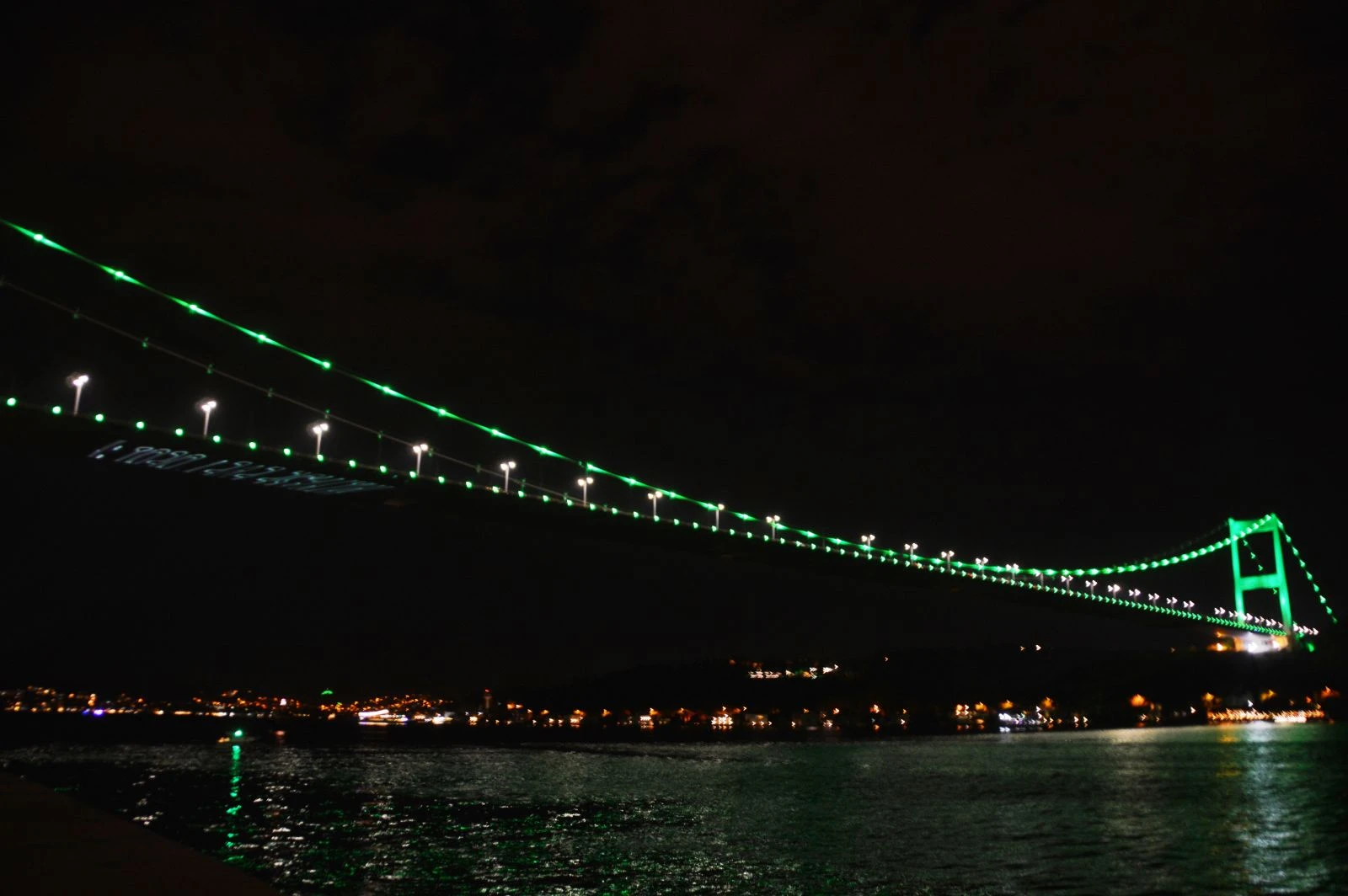 İstanbul’un simgeleri yeşile büründü