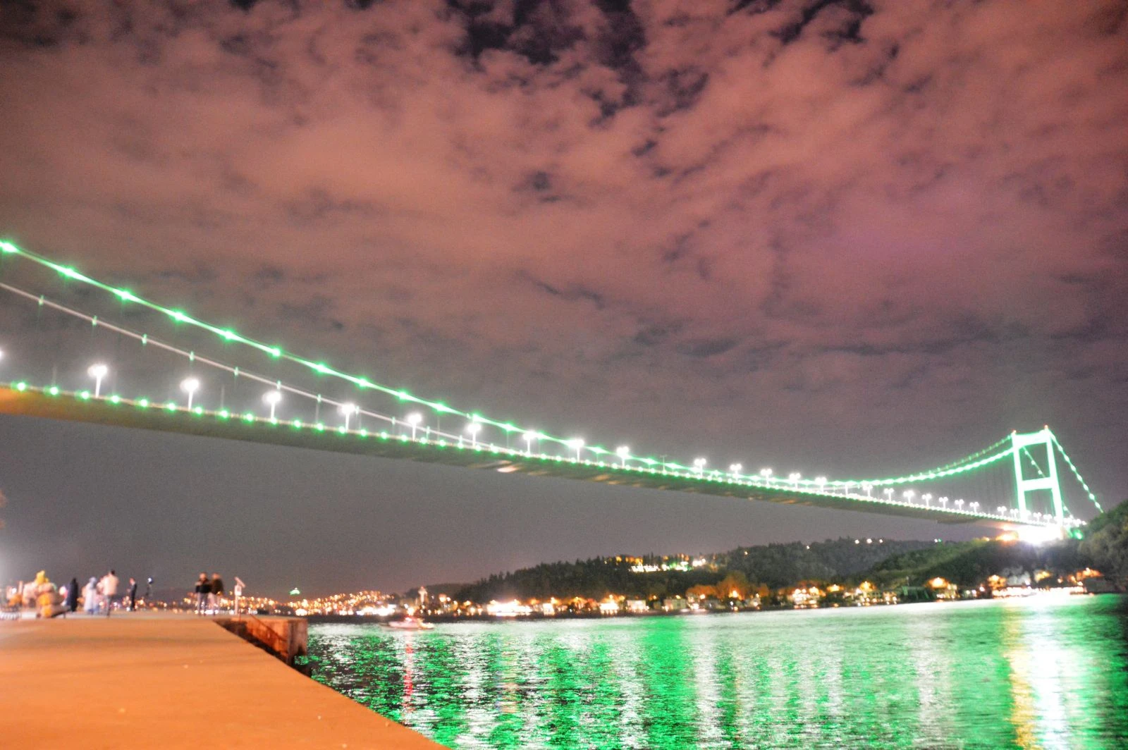 İstanbul’un simgeleri yeşile büründü