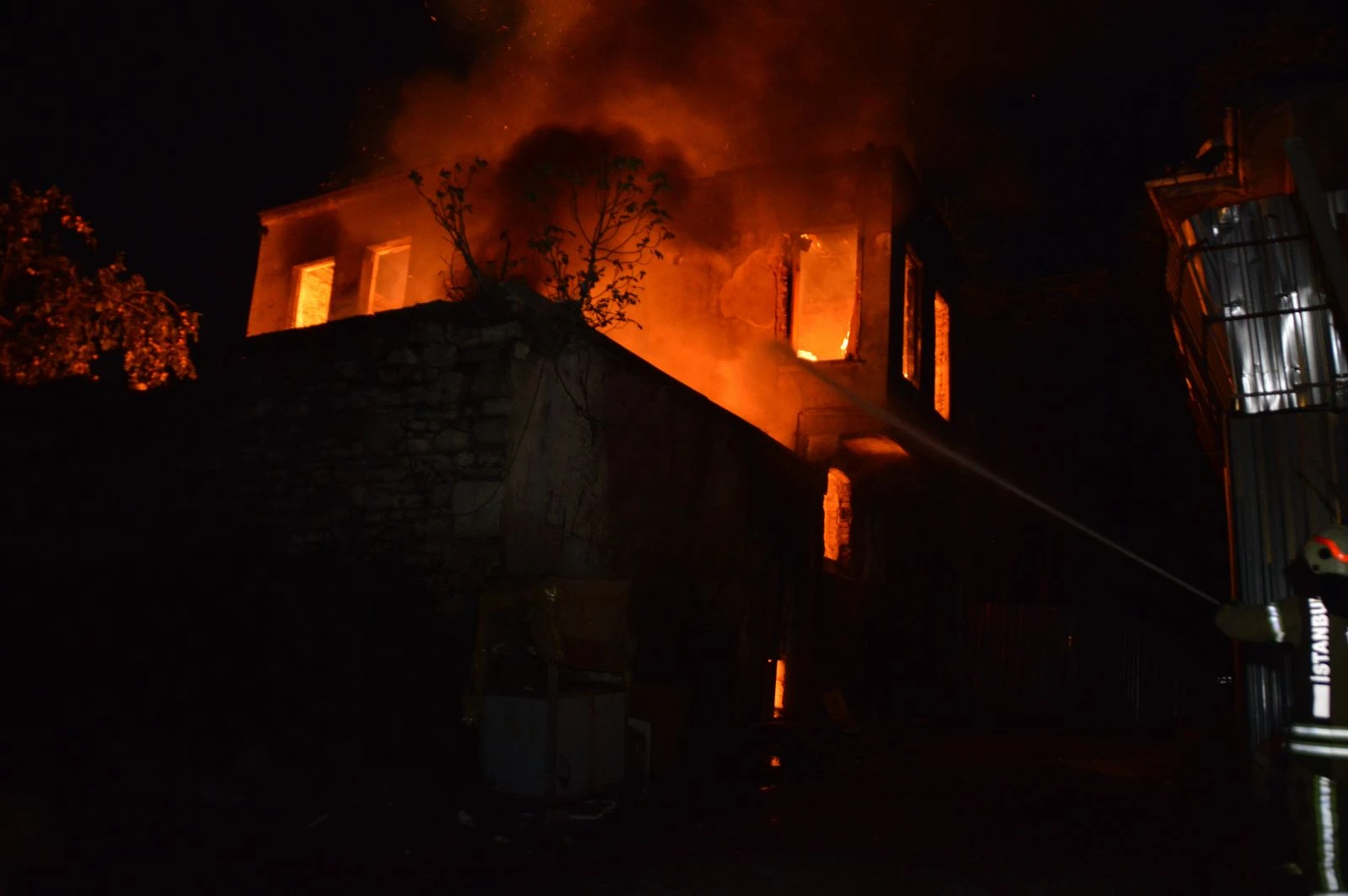 İki katlı metruk bina alev alev yandı