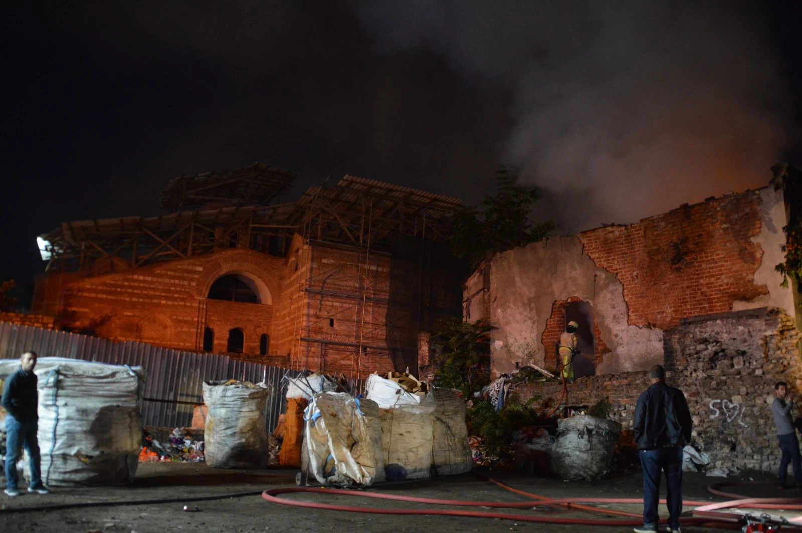 İki katlı metruk bina alev alev yandı