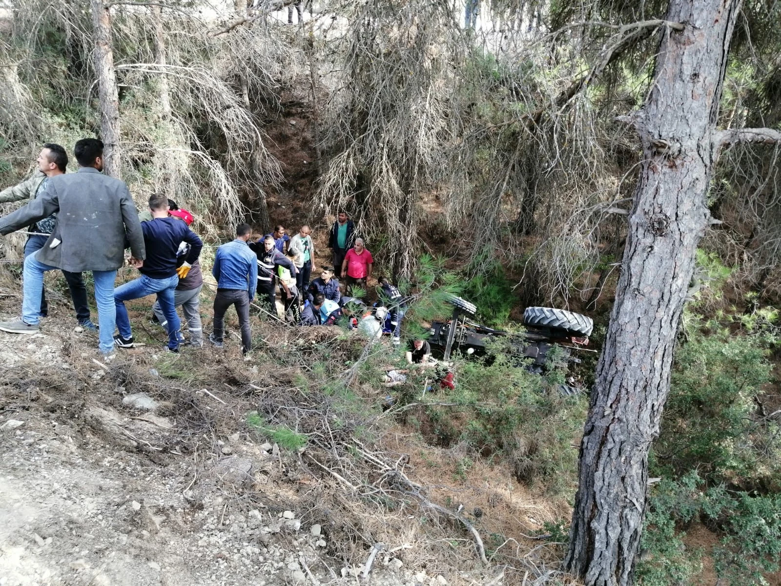 Kontrolden çıkan traktör 15 metrelik uçurumdan yuvarlandı