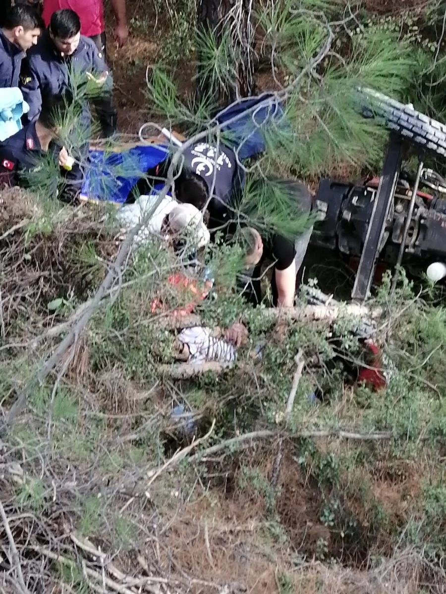 Kontrolden çıkan traktör 15 metrelik uçurumdan yuvarlandı