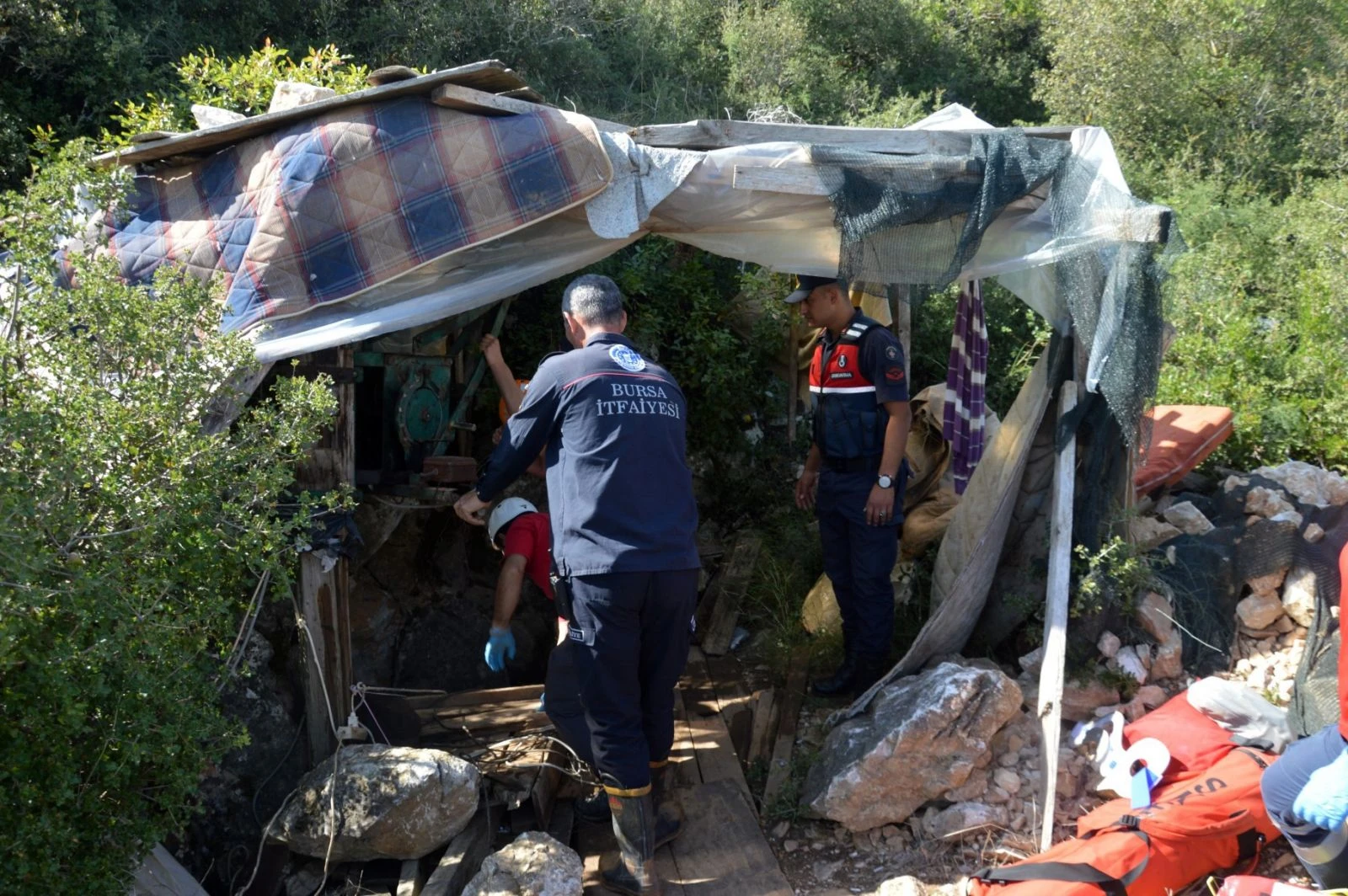Kendi kazdığı 42 metrelik çukura düştü
